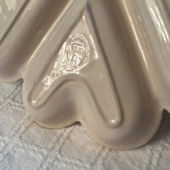 Adorable heart compartmentalized dish - Picture 3 of 3